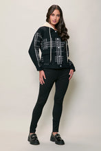Cargar imagen en el visor de la galería, Chamarra casual color negro con estampado y gorro