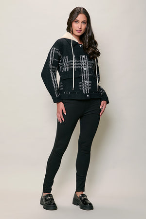 Chamarra casual color negro con estampado y gorro