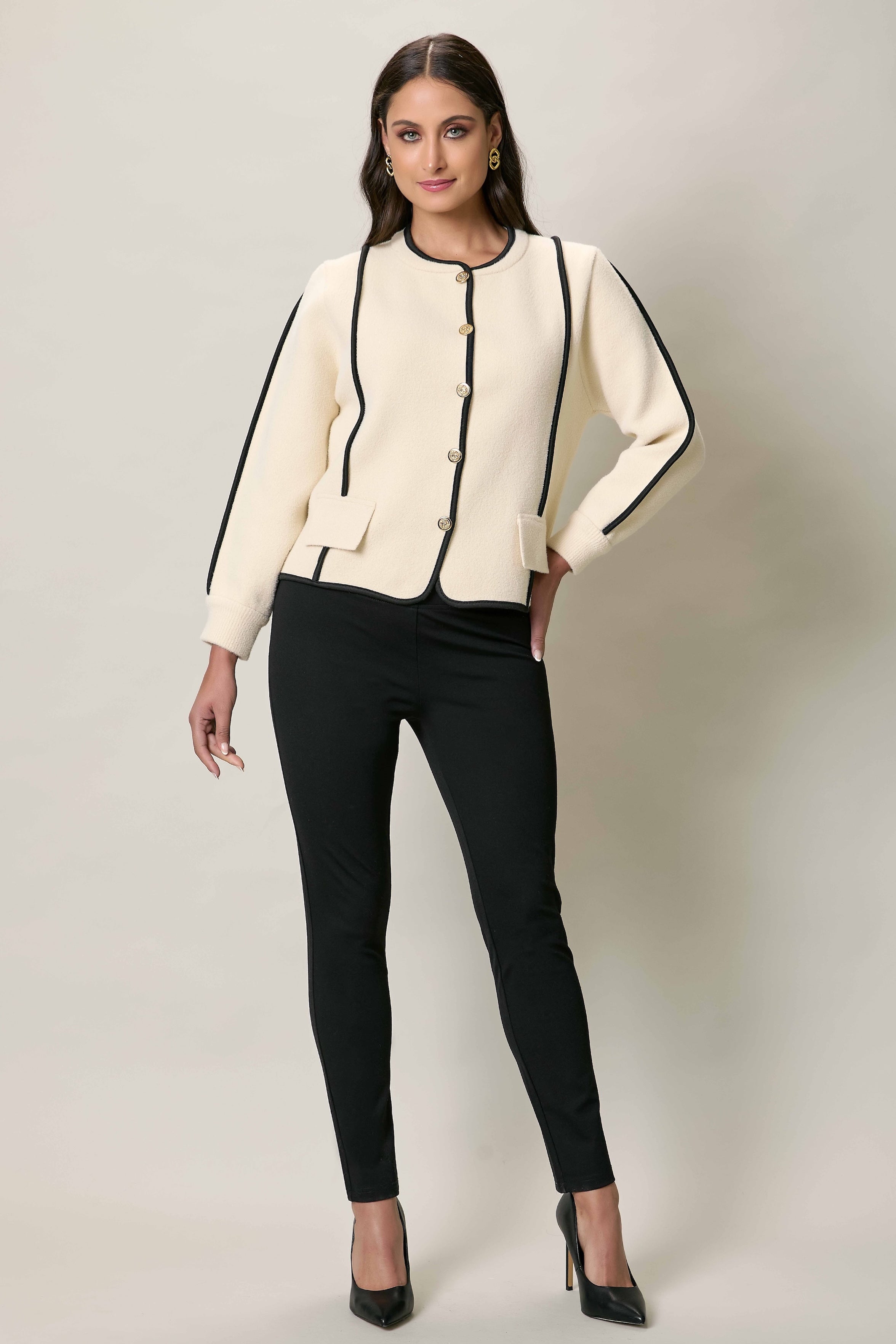 Chamarra elegante color hueso y filamento negro con botones