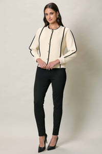 Chamarra elegante color hueso y filamento negro con botones