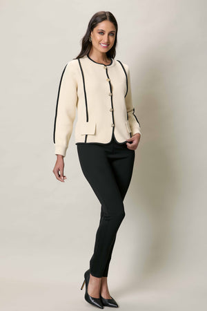 Chamarra elegante color hueso y filamento negro con botones