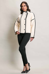 Chamarra elegante color hueso y negro con botones