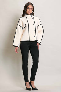 Chamarra elegante color hueso y negro con botones