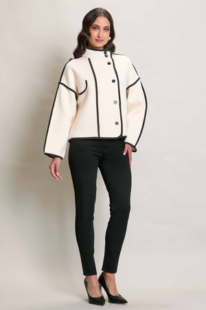 Chamarra elegante color hueso y negro con botones