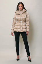 Cargar imagen en el visor de la galería, Chamarra impermeable color beige con cierre