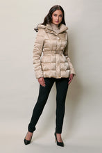 Cargar imagen en el visor de la galería, Chamarra impermeable color beige con cierre
