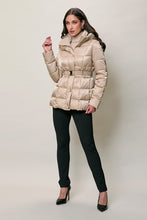 Cargar imagen en el visor de la galería, Chamarra impermeable color beige con cierre