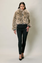 Cargar imagen en el visor de la galería, Chamarra corta casual con estampado y textura afelpada