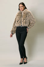 Cargar imagen en el visor de la galería, Chamarra corta casual con estampado y textura afelpada