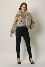 Cargar imagen en el visor de la galería, Chamarra corta casual con estampado y textura afelpada
