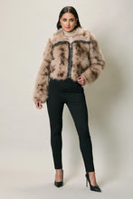 Cargar imagen en el visor de la galería, Chamarra corta casual con estampado animal