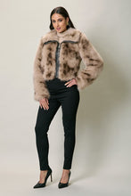 Cargar imagen en el visor de la galería, Chamarra corta casual con estampado animal