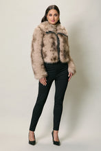 Cargar imagen en el visor de la galería, Chamarra corta casual con estampado animal