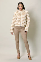 Cargar imagen en el visor de la galería, Chamarra corta casual color beige con textura afelpada