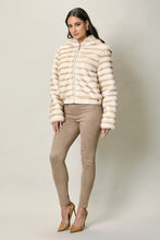 Cargar imagen en el visor de la galería, Chamarra corta casual color beige con textura afelpada