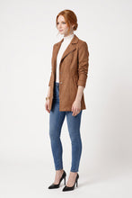 Cargar imagen en el visor de la galería, Saco casual de gamuza color camel con botones