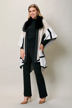 Cargar imagen en el visor de la galería, Capa larga elegante color negro con detalles afelpados