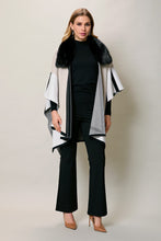 Cargar imagen en el visor de la galería, Capa larga elegante color negro con detalles afelpados