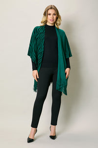 Capa tipo poncho color verde con estampado