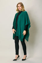 Cargar imagen en el visor de la galería, Capa tipo poncho color verde con estampado