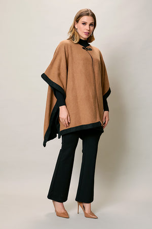 Capa casual color café con broche al cuello