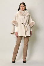 Cargar imagen en el visor de la galería, Capa elegante color perla con detalles afelpados