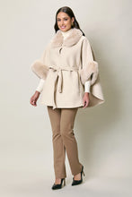 Cargar imagen en el visor de la galería, Capa elegante color perla con detalles afelpados