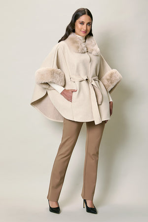 Capa elegante color perla con detalles afelpados