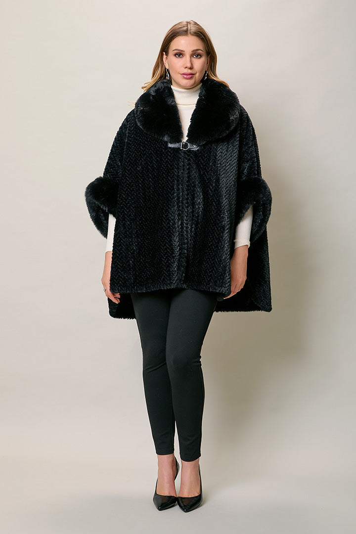 Capa invernal elegante color negro con cuello de felpa