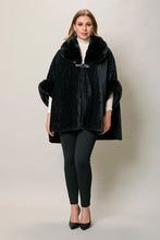 Cargar imagen en el visor de la galería, Capa invernal elegante color negro con cuello de felpa