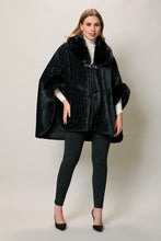 Cargar imagen en el visor de la galería, Capa invernal elegante color negro con cuello de felpa