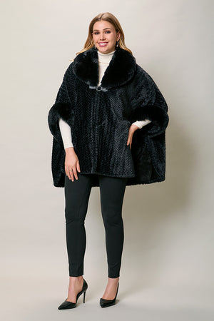 Capa invernal elegante color negro con cuello de felpa