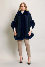 Cargar imagen en el visor de la galería, Capa invernal elegante color azul con detalles afelpados