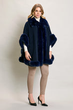 Cargar imagen en el visor de la galería, Capa invernal elegante color azul con detalles afelpados