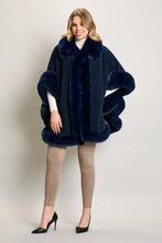 Cargar imagen en el visor de la galería, Capa invernal elegante color azul con detalles afelpados