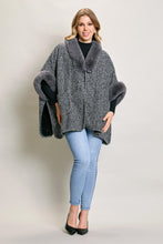 Cargar imagen en el visor de la galería, Capa corta invernal color gris con detalles afelpados