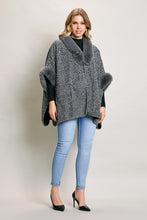 Cargar imagen en el visor de la galería, Capa corta invernal color gris con detalles afelpados