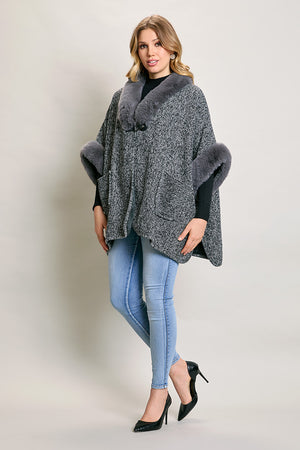 Capa corta invernal color gris con detalles afelpados