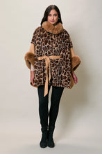 Cargar imagen en el visor de la galería, Capa invernal elegante animal print con felpa
