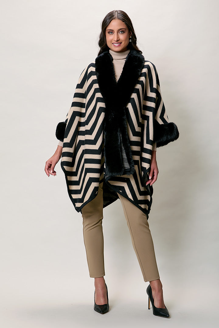 Capa larga elegante color negro con felpa al cuello