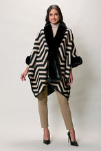 Cargar imagen en el visor de la galería, Capa larga elegante color negro con felpa al cuello