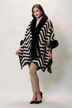 Cargar imagen en el visor de la galería, Capa larga elegante color negro con felpa al cuello