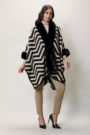 Capa larga elegante color negro con felpa al cuello