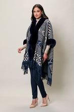 Cargar imagen en el visor de la galería, Capa larga invernal color azul marino con felpa