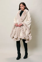 Cargar imagen en el visor de la galería, Capa invernal elegante color hueso con detalles de felpa