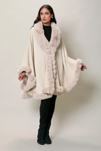 Cargar imagen en el visor de la galería, Capa invernal elegante color hueso con detalles de felpa