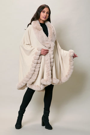 Capa invernal elegante color hueso con detalles de felpa