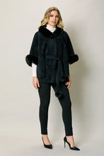 Cargar imagen en el visor de la galería, Capa invernal elegante color negro con cinturón