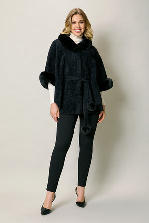 Capa invernal elegante color negro con cinturón