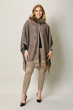 Cargar imagen en el visor de la galería, Capa casual color café con estampado y cuello de felpa